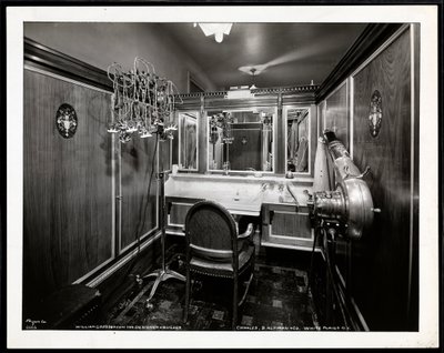 Vista interna di una cabina per parrucchieri al salone di bellezza Charles of the Ritz presso B. Altman und Co., 1932 da Byron Company